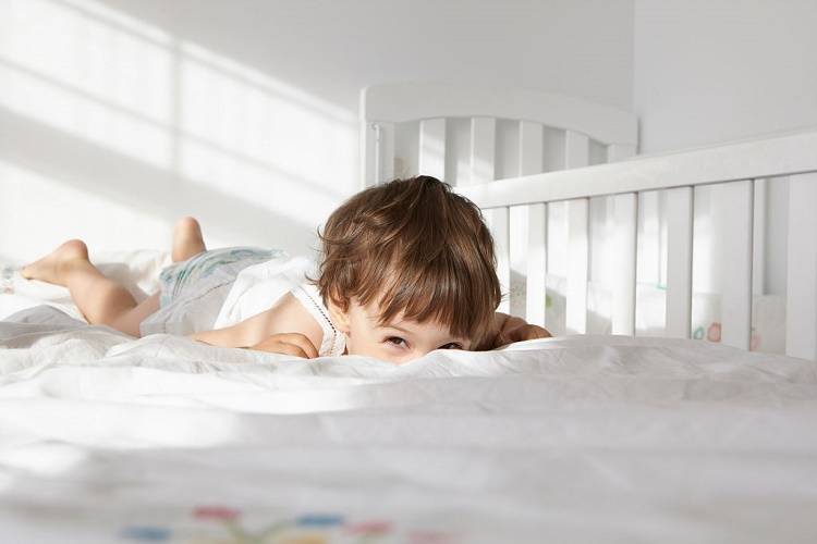 Как приучить ребенка засыпать самостоятельно в своей кроватке?