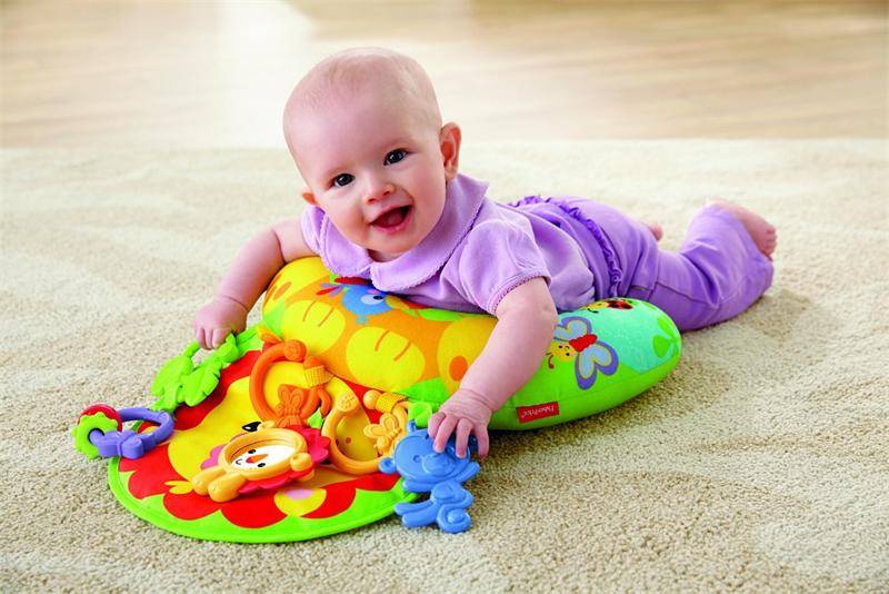 С какого возраста и как правильно выбирать развивающие коврики для детей при покупке