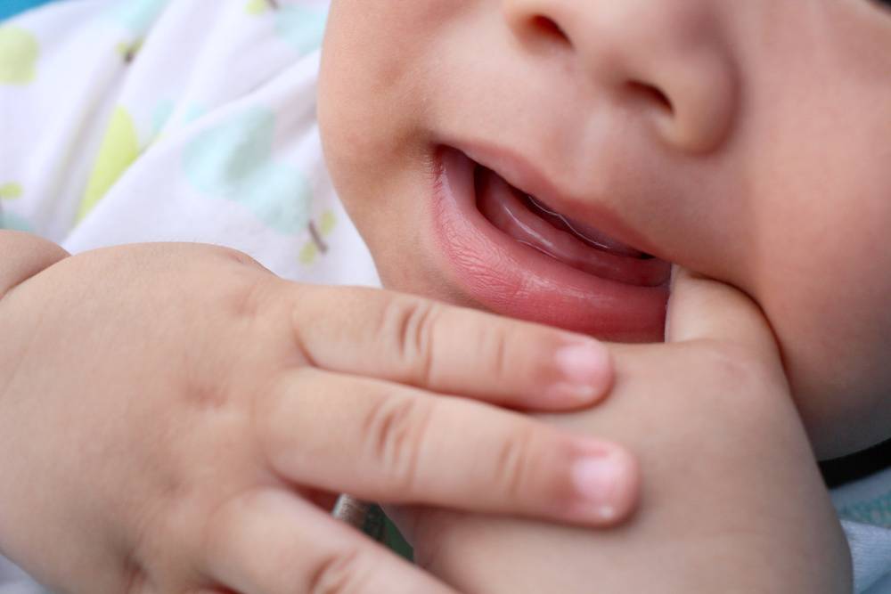 Режутся зубы: как помочь ребенку - симптомы, состояние здоровья, обезболивание