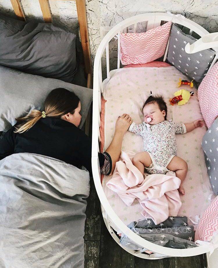 Как приучить ребёнка спать в своей кроватке и спальни?