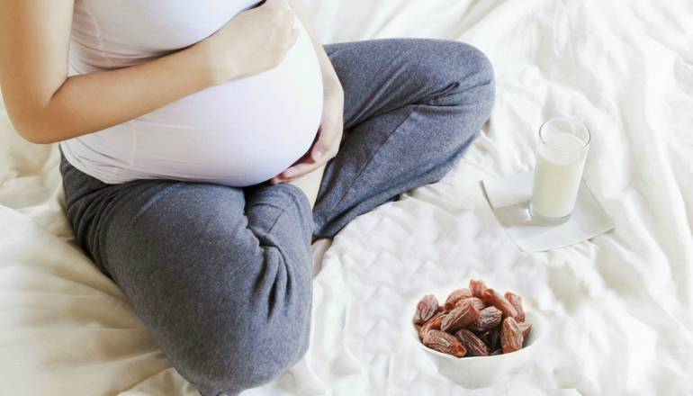 Фрукты и ягоды во время беременности: есть ли опасные?