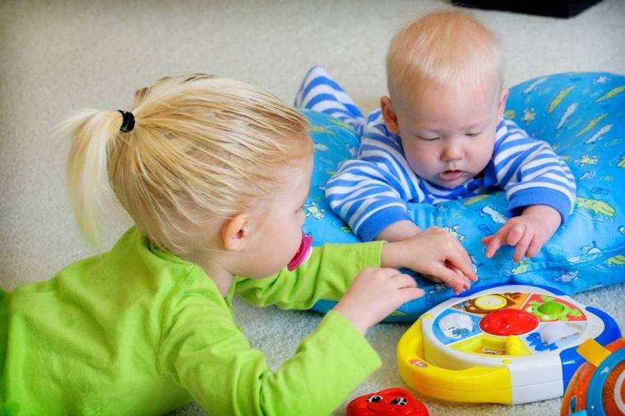 Веселые занятия с малышом: развивающие игры, рекомендованные для детей 5 месяцев