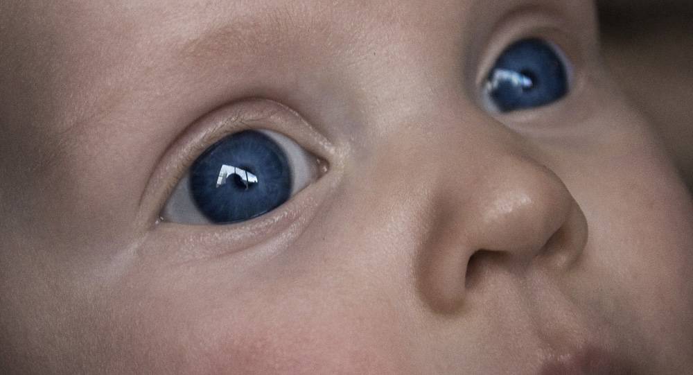 Разный размер зрачков у ребенка: причины анизокории, когда один зрачок больше другого, у грудничка или новорожденного, после падения