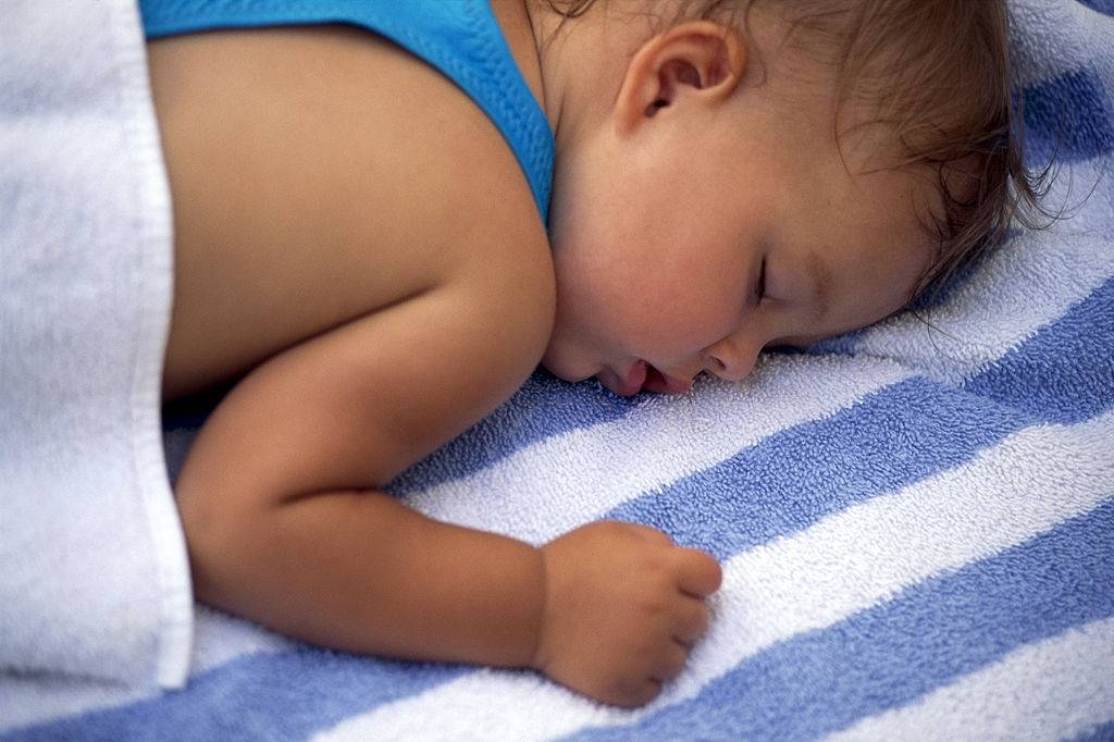 Почему новорожденный не может уснуть и плачет