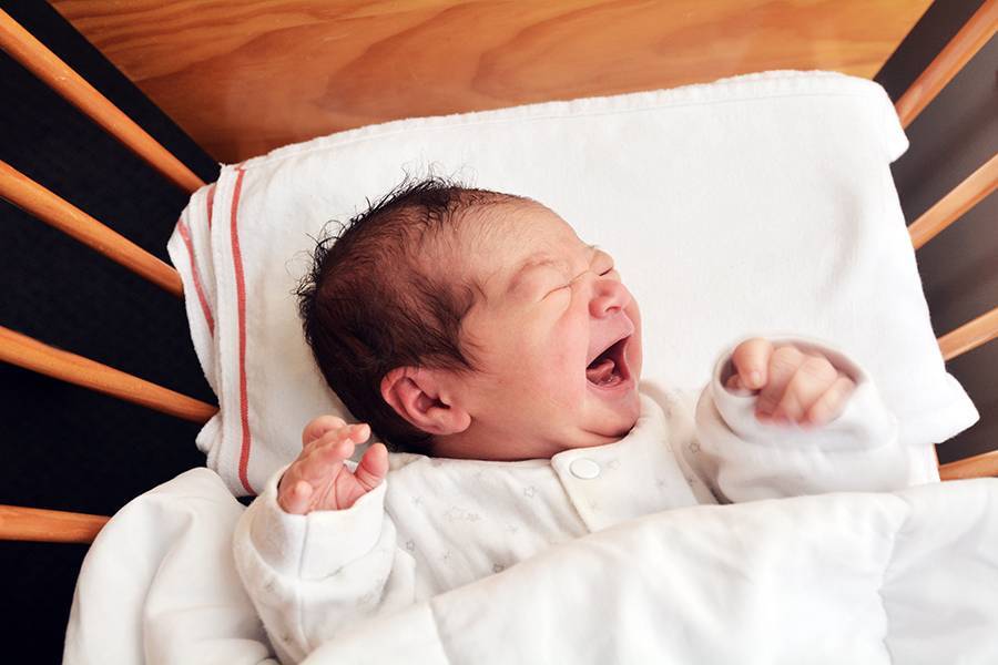 Новорожденный во сне вздрагивает: почему грудничок часто дергается
