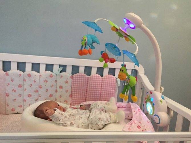 Для чего нужен и как выбрать мобиль на кроватку для новорождённых?