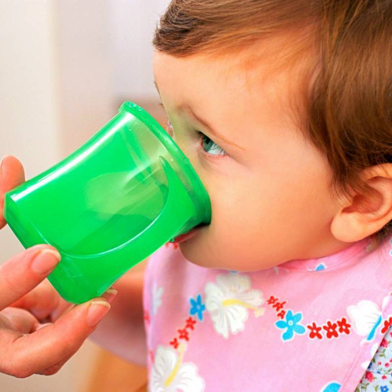 Приучаем ребенка пить из кружки самостоятельно