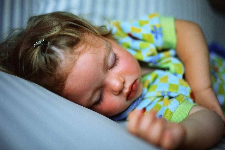 Ребенок беспокойно спит и много ворочается ночью