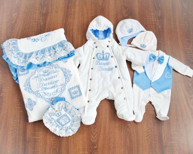 Одежда для новорожденного на выписку из роддома: модные комплекты по сезону