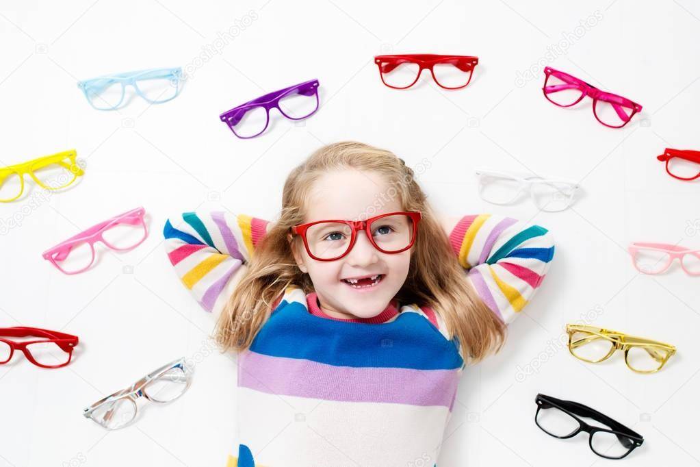 Можно ли детям носить солнцезащитные очки и как их правильно выбрать?