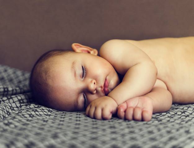 Ребенок спит на животе: можно ли новорожденному спать, подогнув ноги?