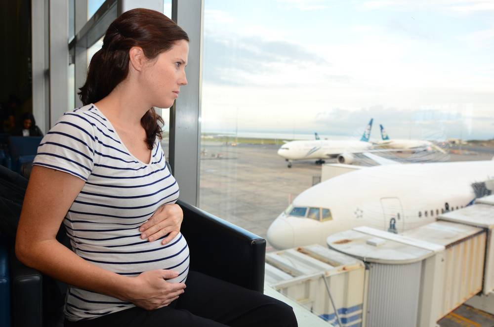 Можно ли беременным на ранних и поздних сроках ехать или лететь на море?