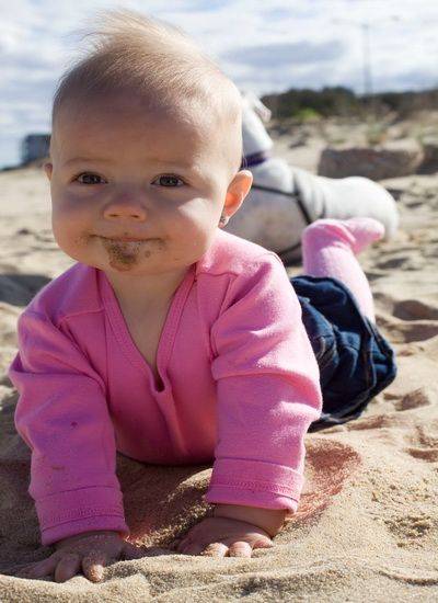 Ребенок ест песок и землю – что делать?!