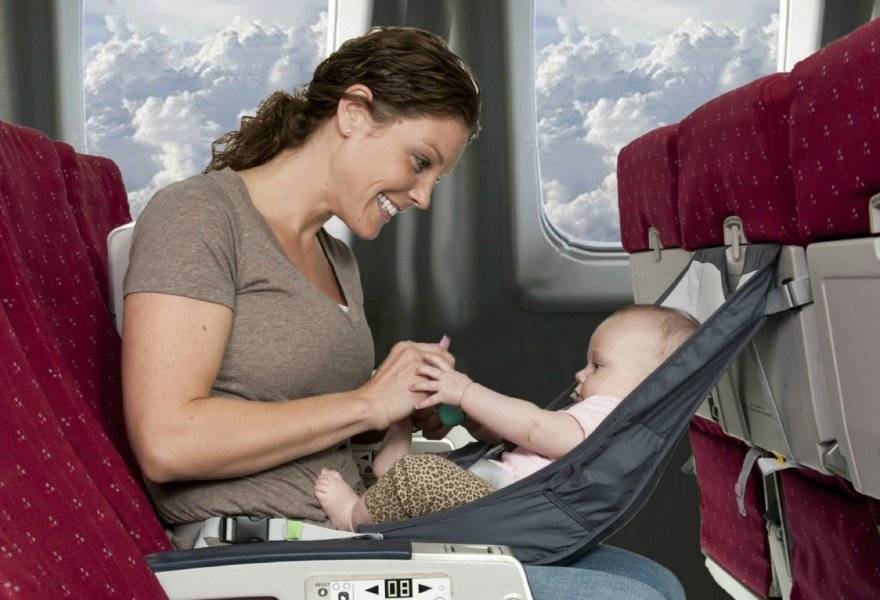 Как лететь в самолете с грудным ребенком: с какого возраста можно летать с новорожденным?