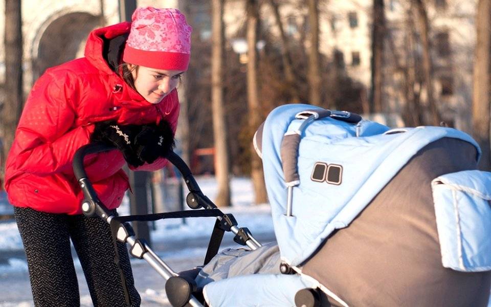 Сколько гулять с ребенком до года зимой: температура, продолжительность прогулки