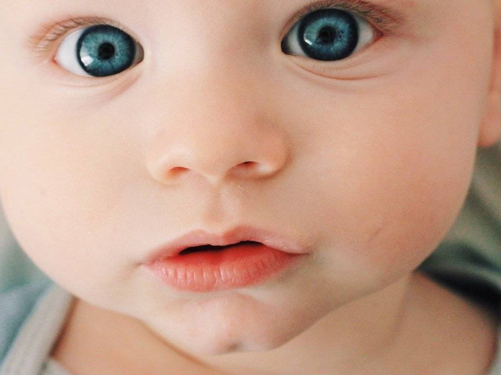 Когда начинается меняться цвет глаз у малышей. когда формируется окончательная окраска глазок. существуют определенные правила наследования.