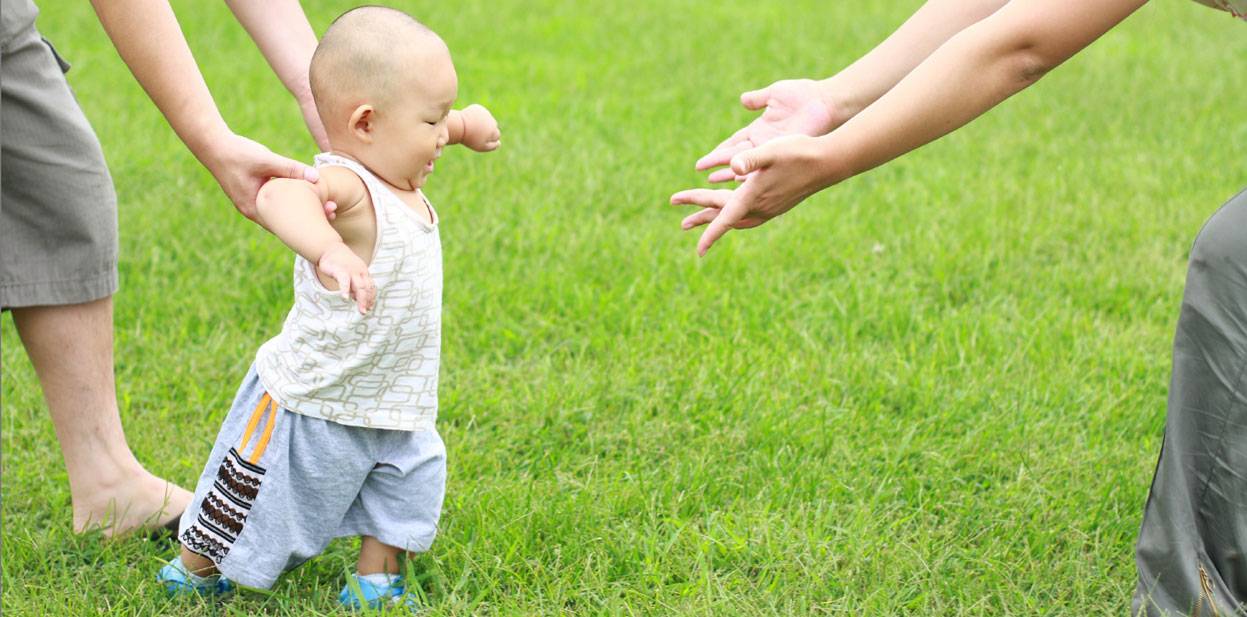 Как научить ребёнка ходить: самостоятельно, без поддержки, в год, комаровский, правильно и быстро, 10-11 месяцев, в ходунках