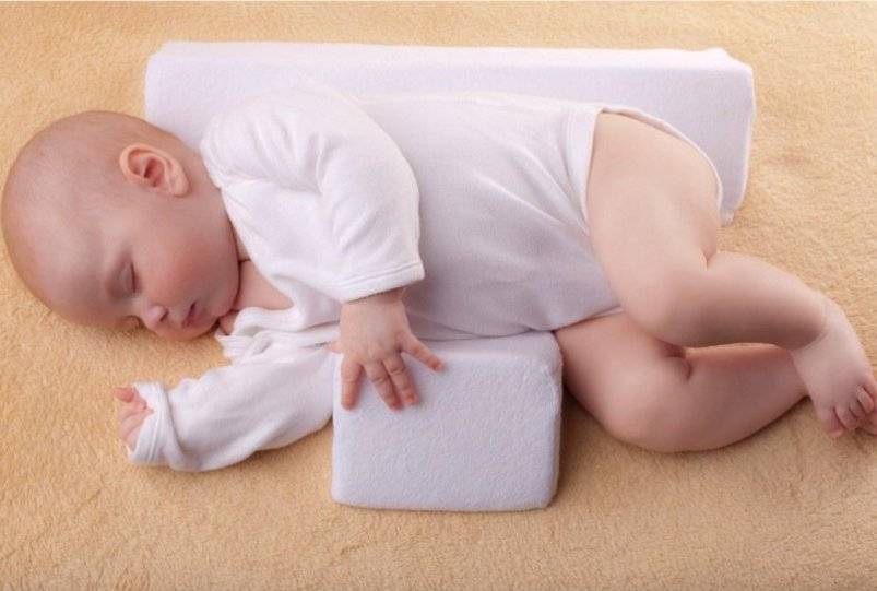 Можно ли укладывать ребенка спать на животе: мнение педиатров