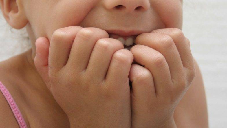 Как отучить ребенка грызть ногти: причины, советы психолога, Комаровского