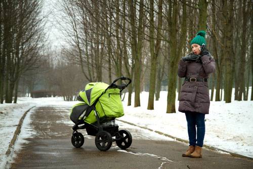 Как гулять зимой с новорожденным, грудничком и малышом старше года