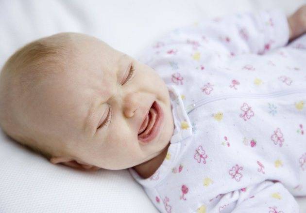 Новорожденный закатывает глаза когда засыпает и дергается