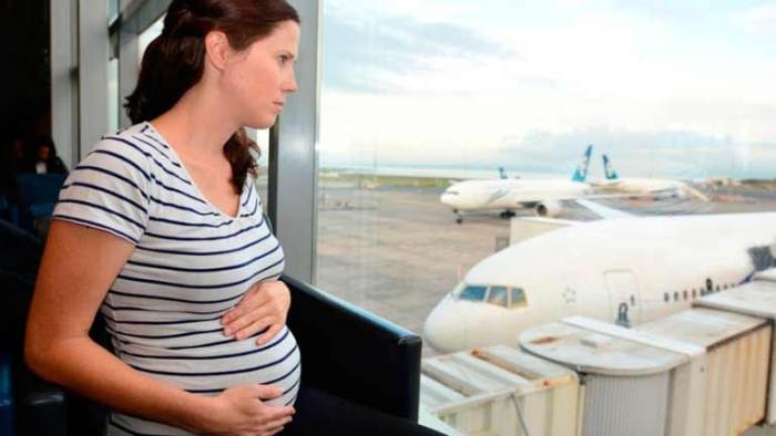 Можно ли беременным летать на самолете: нюансы, безопасность, последствия