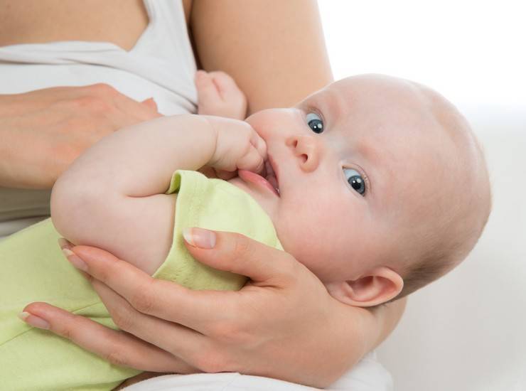Новорождённый ребёнок часто срыгивает и икает после кормления