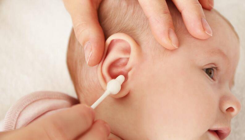 Причины появления неприятного запаха из уха у грудничка и способы устранения проблемы