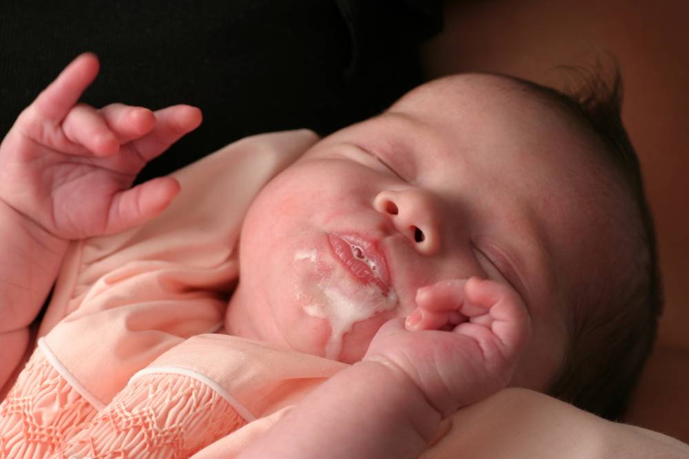 Причины срыгивания у новорожденных, как помочь грудничку при срыгиваниях. смесь от срыгиваний