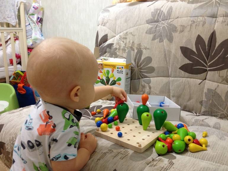Игры с ребёнком в 4 месяца: развивающие занятия и игрушки для малышей