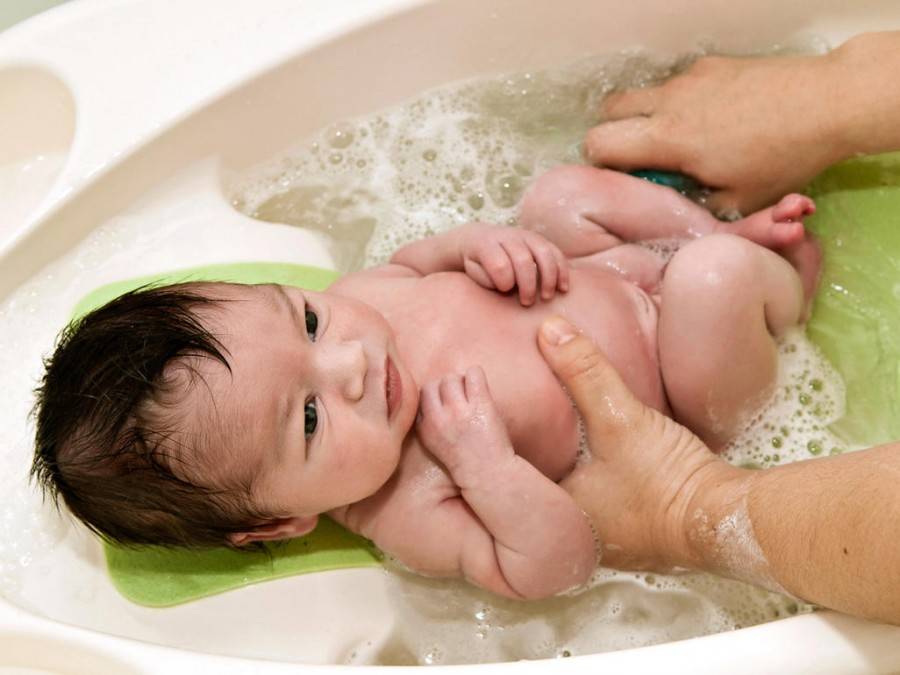 Как подмывать новорожденную девочку и мальчика, как правильно мыть грудничка