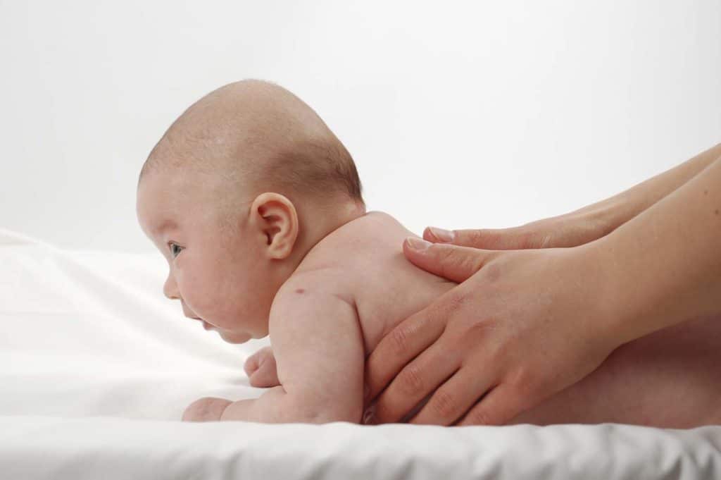 Выкладывание новорожденного на живот: когда и как