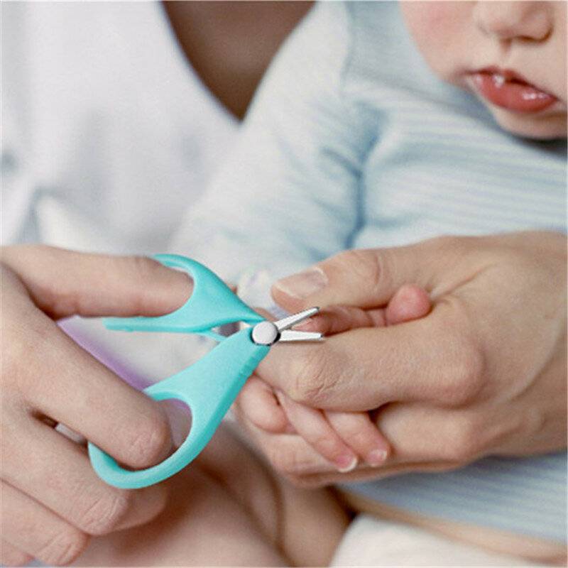 Как правильно стричь ногти новорожденным?