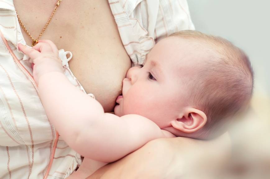 Что делать, если ребенок кусает грудь во время кормления