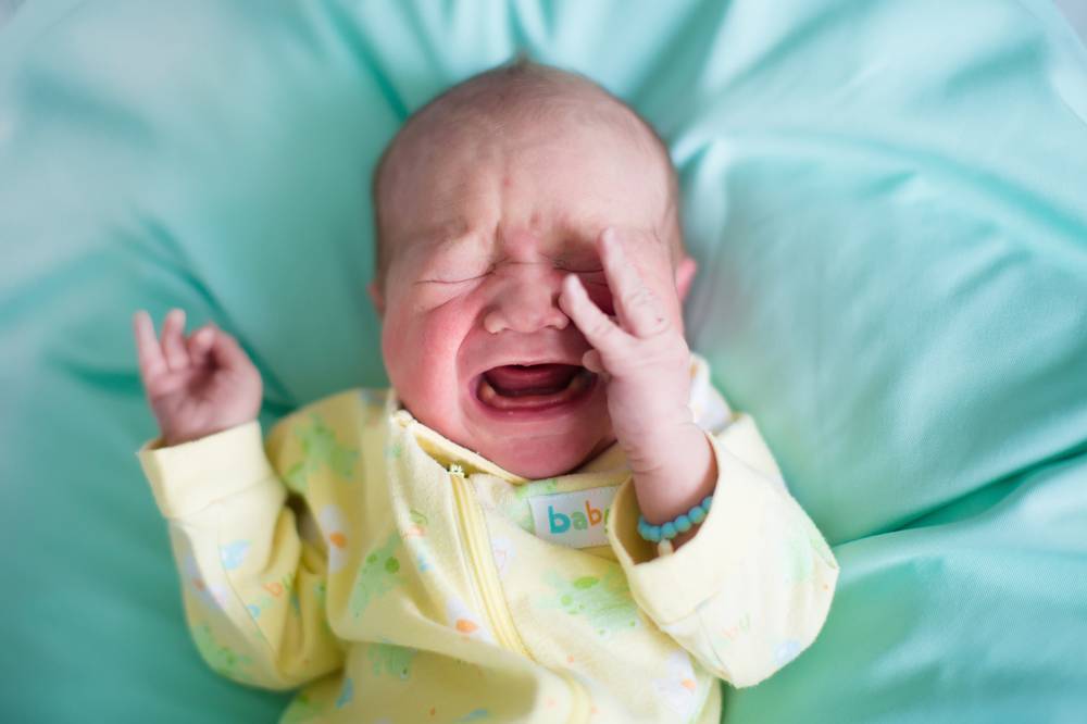 Ребенок плачет во сне не просыпаясь. причины и поводы для опасения