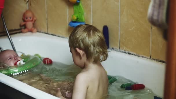 Ребенок плачет после купания: почему плачет во время купания грудничок и новорожденный, что делать при истериках
