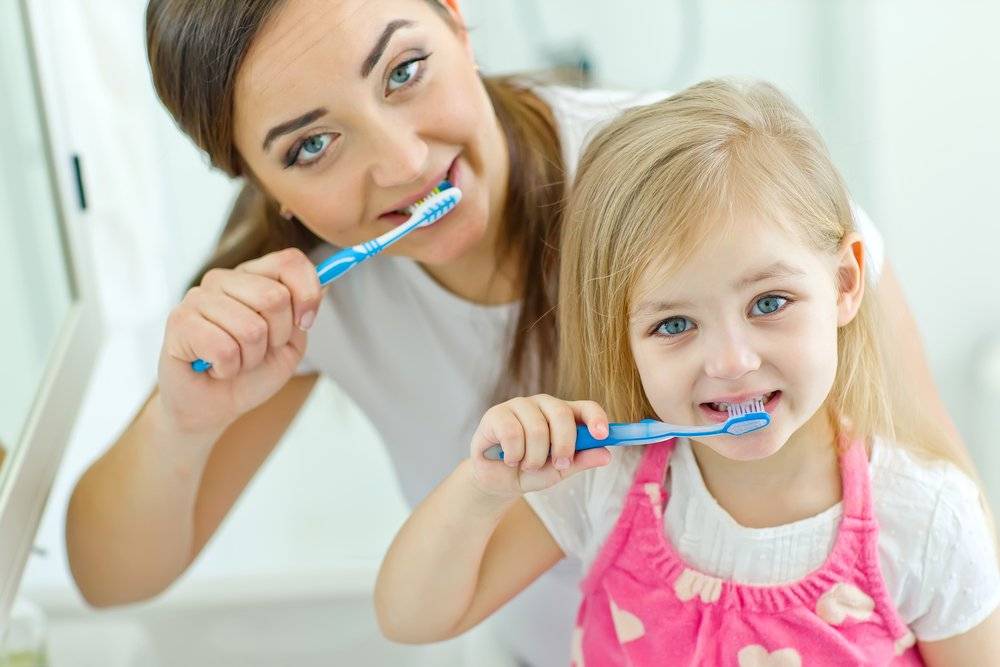Как научить ребенка чистить зубы - возраст когда начинать чистить зубы детям