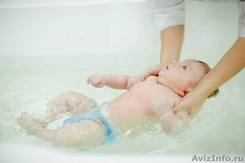 Грудничковое плавание: обучение в ванной на дому
