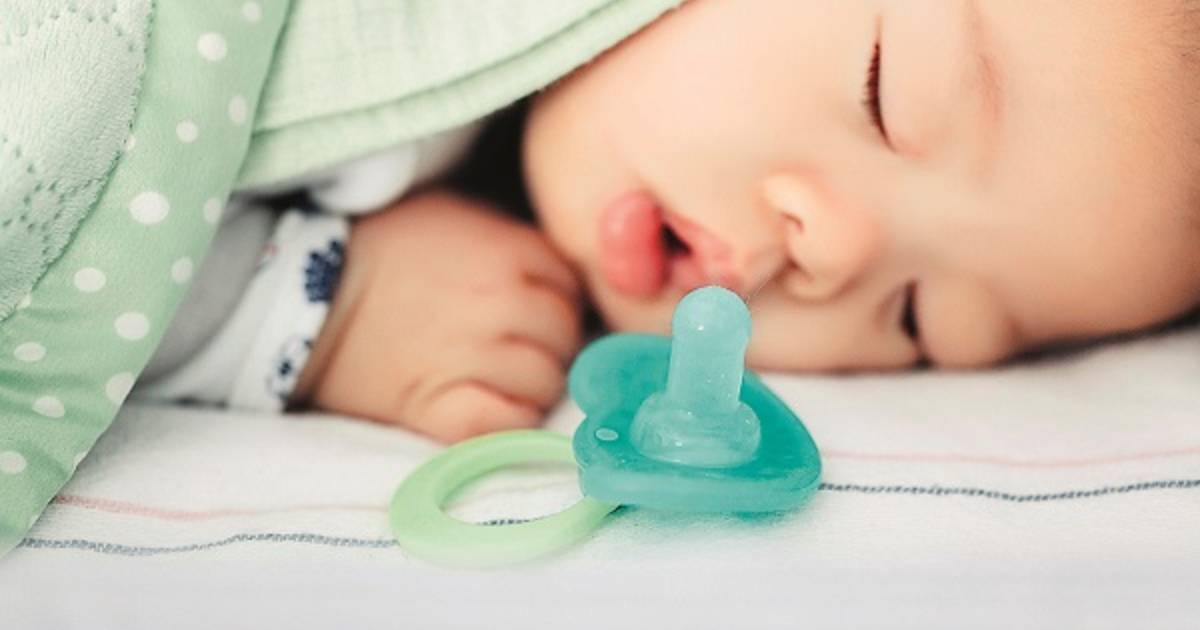 Приучение к соске — когда новорожденному можно её давать и каковы противопоказания?