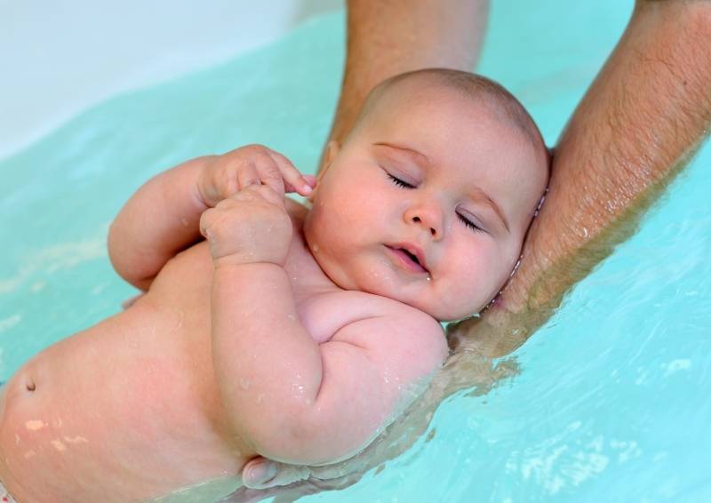 Купание ребенка в 1 месяц: как правильно купать младенца, что важно знать