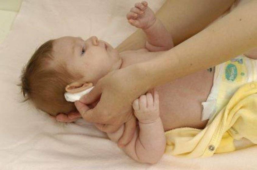 Как чистить ушки новорожденному — правильный уход в 1-3 месяца