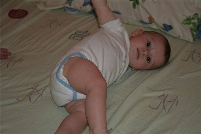 Почему малыш крутит головой во сне