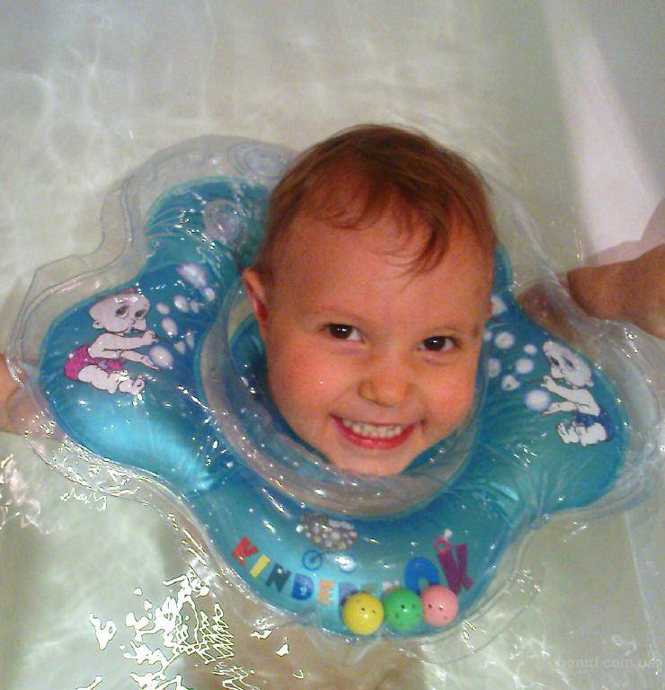 С какого возраста можно купать ребенка с кругом на шее в ванной
