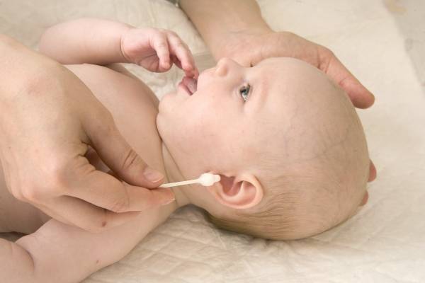 Уход за глазками младенца: 5 проверенных способов от врача