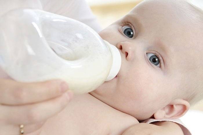 Ребенок отказывается есть смесь из бутылки. ребенок упорно не берет бутылочку: как приучить малыша пить и есть из нее, когда кроха начнет держать бутылочку сам? не нравится молоко
