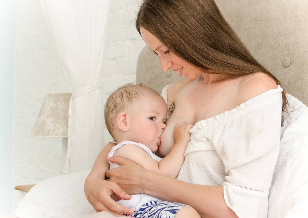 Позы для гв новорожденных: как удобно приложить ребенка к груди