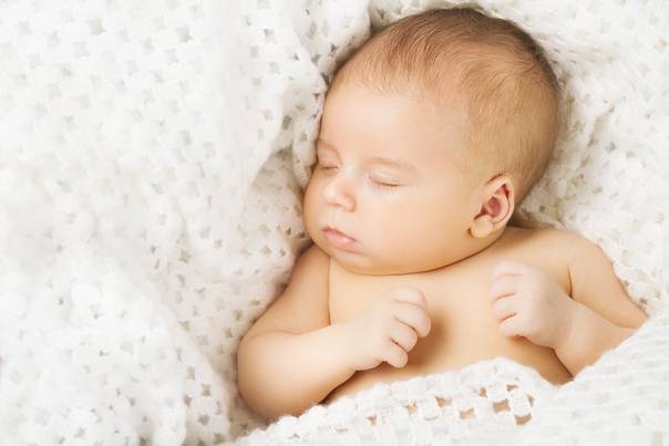 Почему новорожденный кряхтит и тужится во сне комаровский