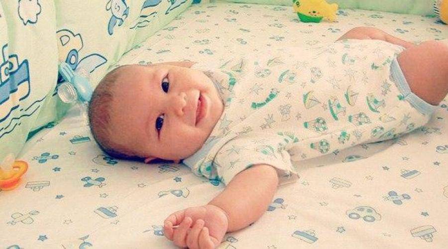 Во сколько месяцев новорожденный ребенок начинает агукать, гулить и улыбаться