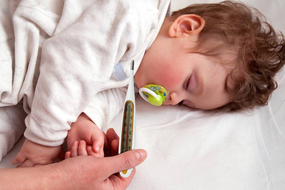 Мамины помощники: какие лекарства от простуды помогут ребенку до года?