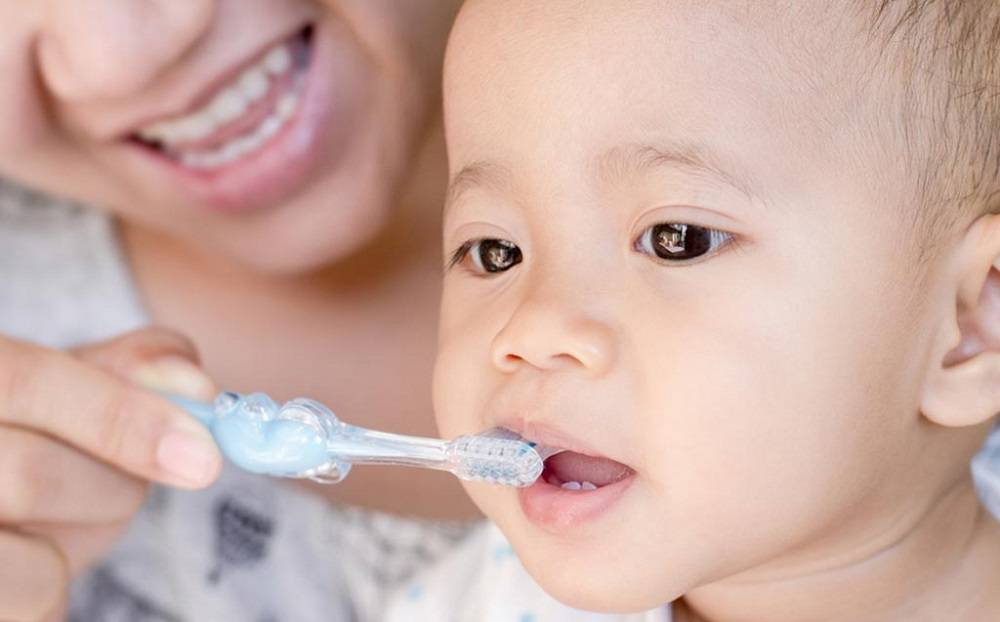 Как правильно чистить зубы детям, когда и с какого возраста начинать